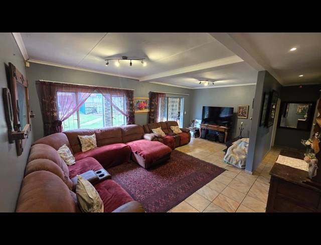 5 BEDROOM HOUSE FOR SALE IN SUIDERBERG